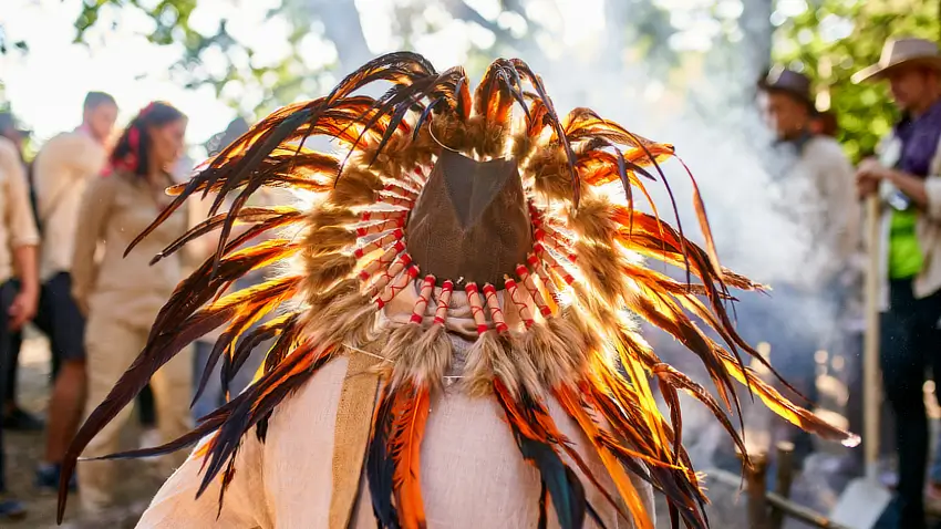 Człowiek w kapeluszu z piór