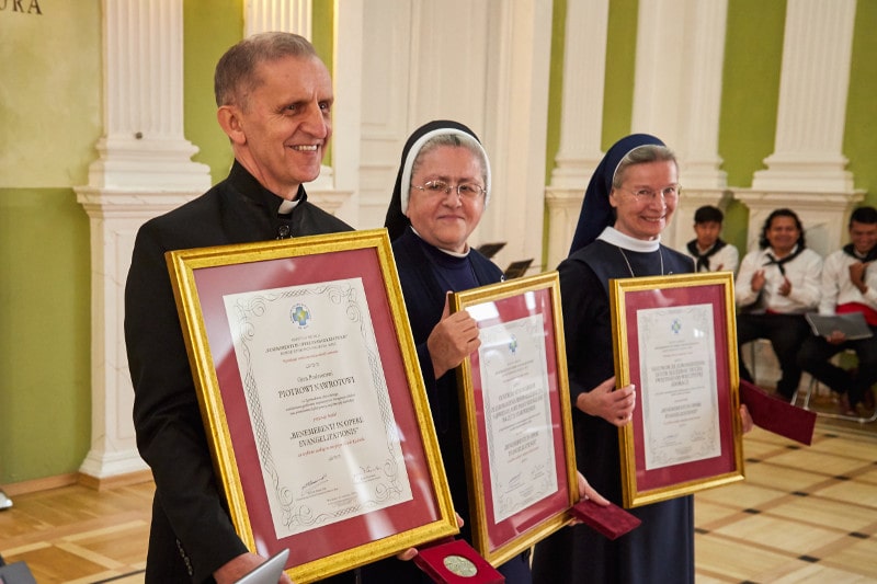 O. Piotr Nawrot SVD i siostry klauzurowe nagrodzeni medalem "Benemerenti"
