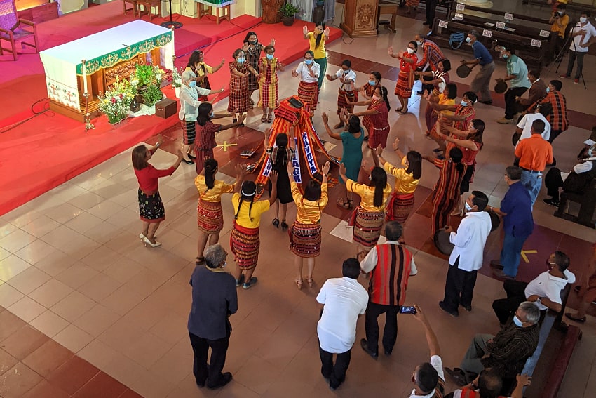 Biblia w minangali - efekt wspólnej pracy