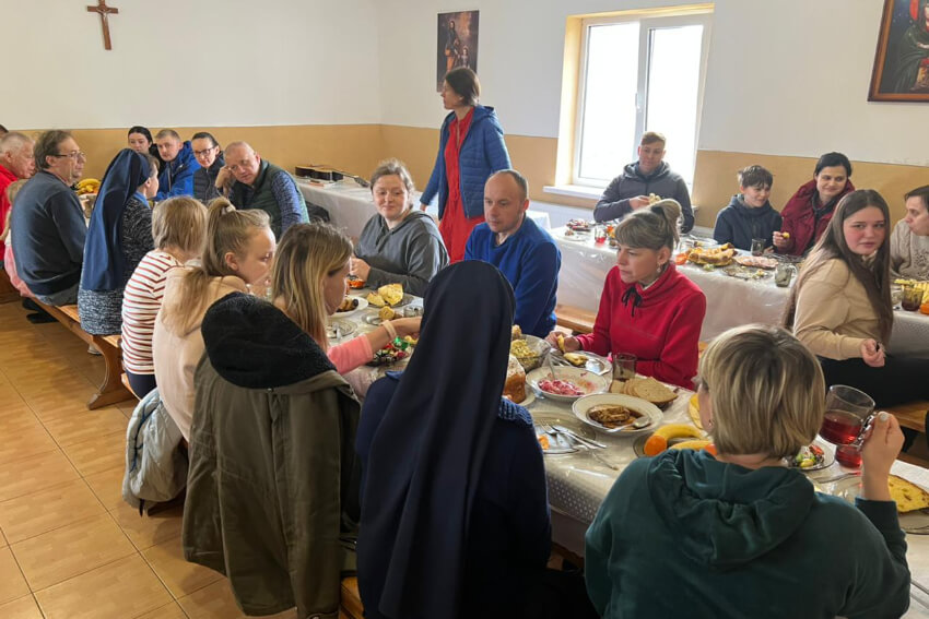 Wielkanoc z uchodźcami w Wierzbowcu