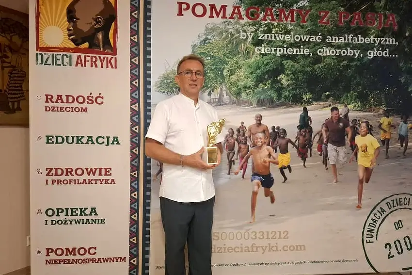 O. Mariusz Pacuła SVD nagrodzony statuetką Anioła Dzieci Afryki