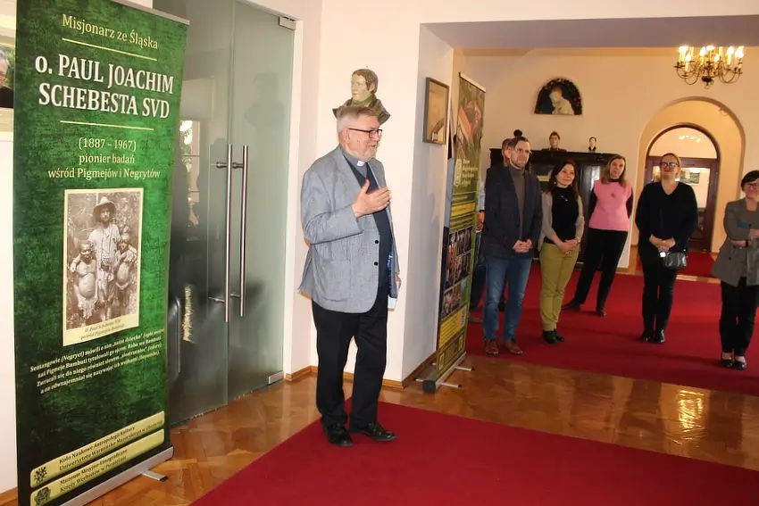 O. Jacek Pawlik SVD podczas wernisażu